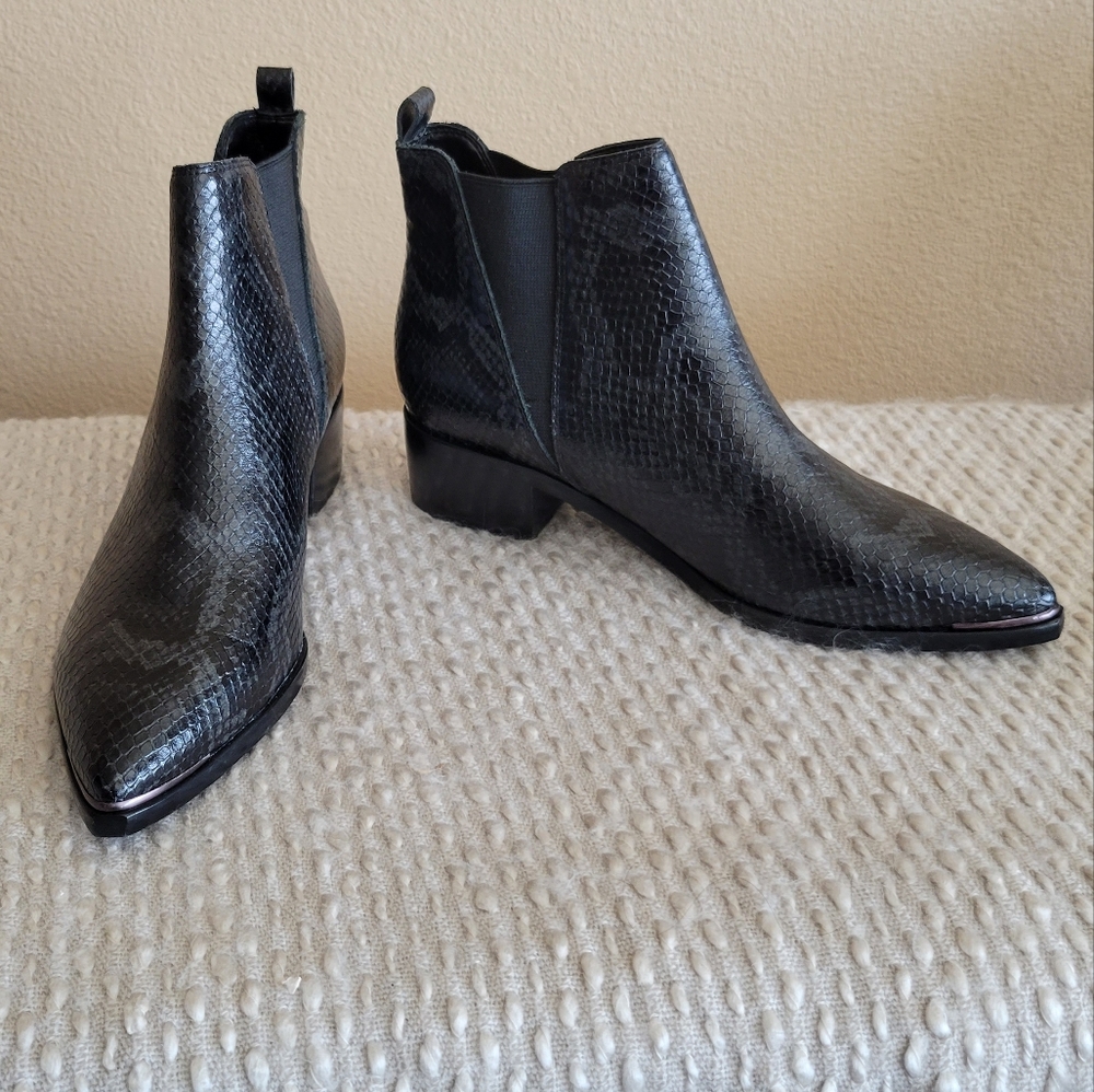 NWOT Marc Fisher YALE Chelsea boot in Gray and black snake print